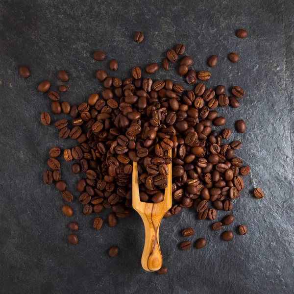슬레이트 판에 나무 국자에 커피 콩 — 스톡 사진