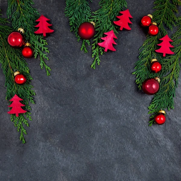 Decoración Navidad Con Ramas Pino Adornos Una Placa Pizarra Con — Foto de Stock