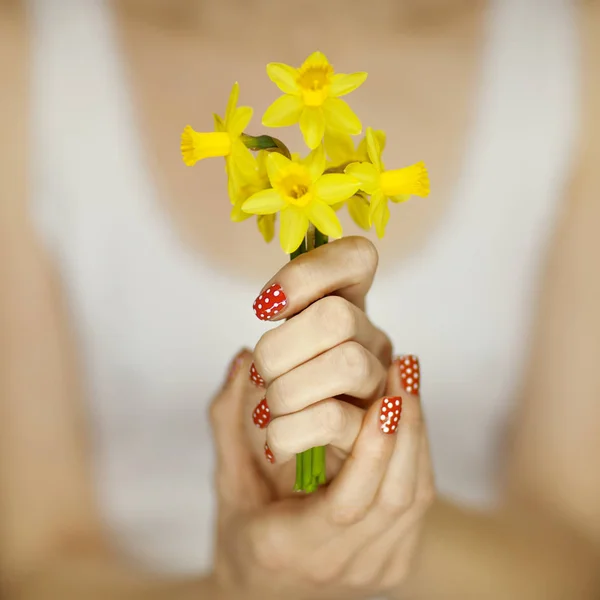 Mooie Vrouw Handen Met Rode Nagellak Kunst Houden Gele Bloemen — Stockfoto