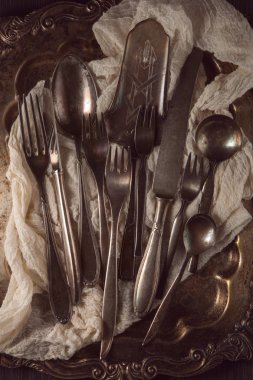 peçete ile gümüş tepsi üzerinde antik, vinage cuterly