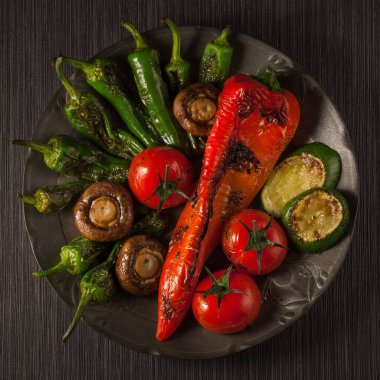 karanlık arduvaz arka plan, kırmızı biber, domates, mantar üzerinde taze ızgara sebze