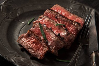 karanlık vintage plaka arka plan üzerinde taze hazırlanmış sığır eti sığır filetosu