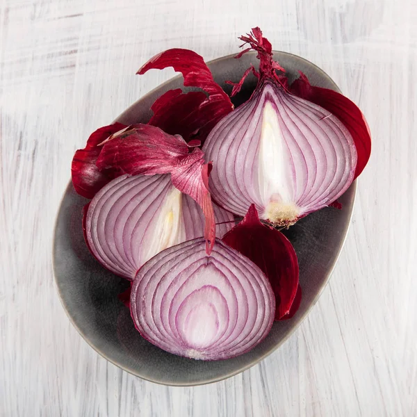 Fresh Red Onions Cut Half Plate Kitchen Worktop — Stock Photo, Image