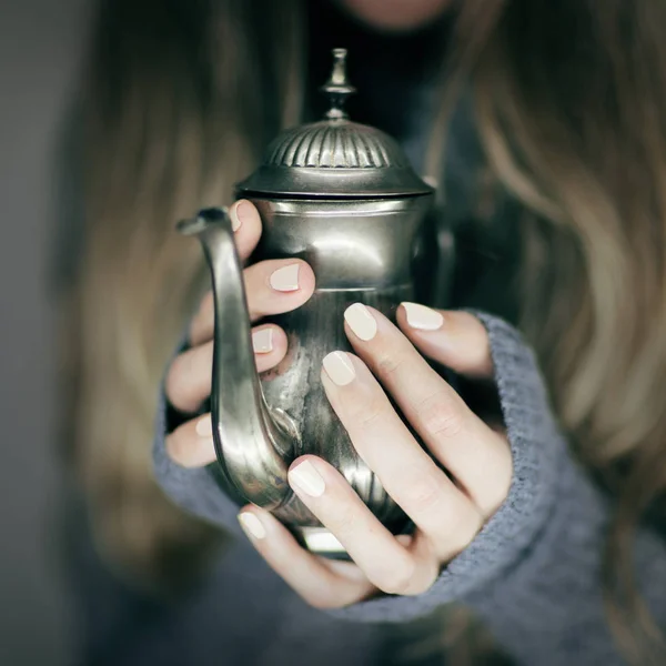 Mooie Vrouw Handen Met Antieke Vintage Koffiepot Sensuele Sfeervolle Studio — Stockfoto