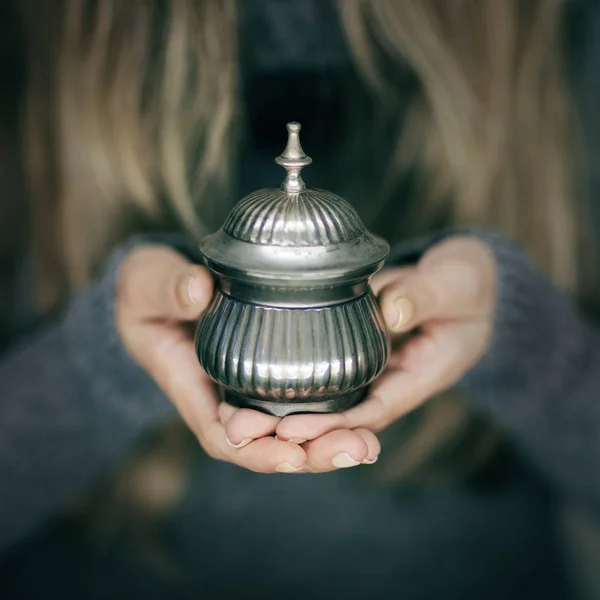 Hermosa Mujer Manos Celebración Vintage Antiguo Azúcar Olla Sensual Atmosférico —  Fotos de Stock