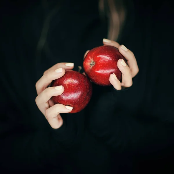 Kvinna Händer Som Håller Några Röda Äpplen Sensuell Studio Skott — Stockfoto