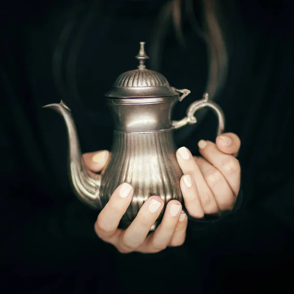Schöne Frauenhände Die Antike Kaffeekanne Halten Sinnliche Atmosphärische Studioaufnahmen — Stockfoto