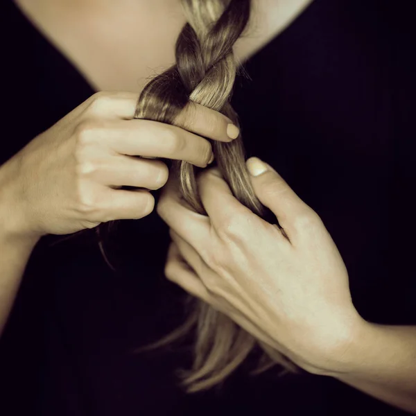 Close Mulher Mãos Trançando Cabelo Olhar Sensual Estúdio Retrato Beleza — Fotografia de Stock