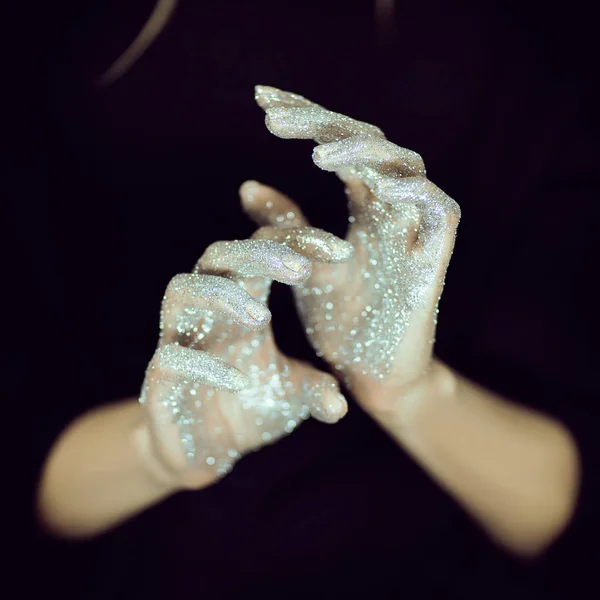 Belas Mãos Mulher Com Glister Brilho Poeira Fadas Perto — Fotografia de Stock