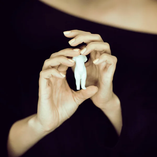 Vrouw Hand Met Weinig Pop Sensuele Studio Melancholisch Geschoten Met — Stockfoto