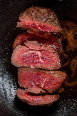 tavada, orta pişmiş kızarmış taze kuzu eti lezzetli