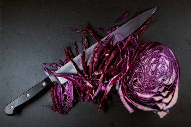 kırmızı lahana kayrak plaka mutfak arka plan üzerinde ikiye böldüm