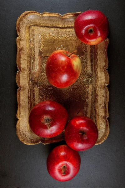 Manzanas Rojas Maduras Tazón Madera Sobre Fondo Pizarra —  Fotos de Stock