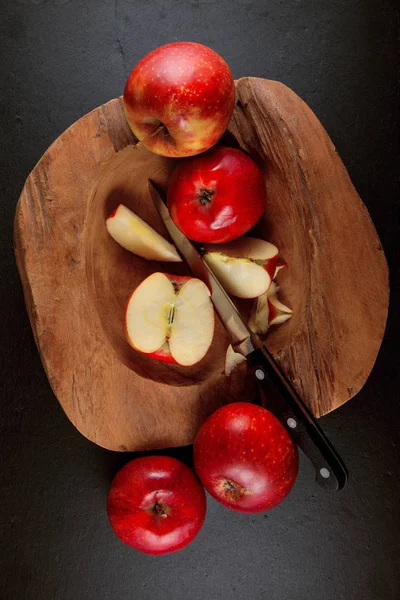 Manzanas Rojas Maduras Una Cortada Por Mitad Con Cuchillo Tazón — Foto de Stock