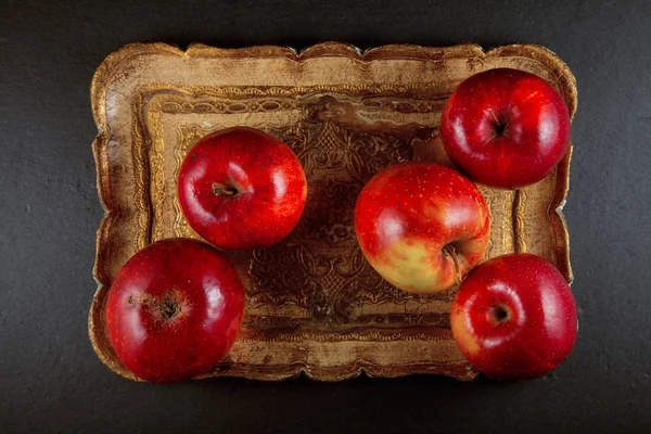 Pommes Rouges Mûres Dans Bol Bois Sur Fond Plaque Ardoise — Photo