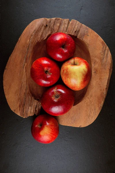 Manzanas Rojas Maduras Tazón Madera Sobre Fondo Pizarra — Foto de Stock