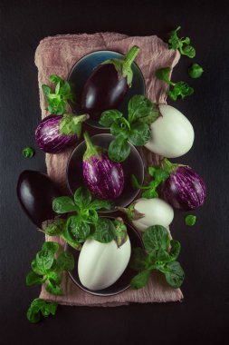 Taze, güzel renkli patlıcan dekore plaka ve peçete, stüdyo çekimi üzerinde arka plan olarak kullanılabilir