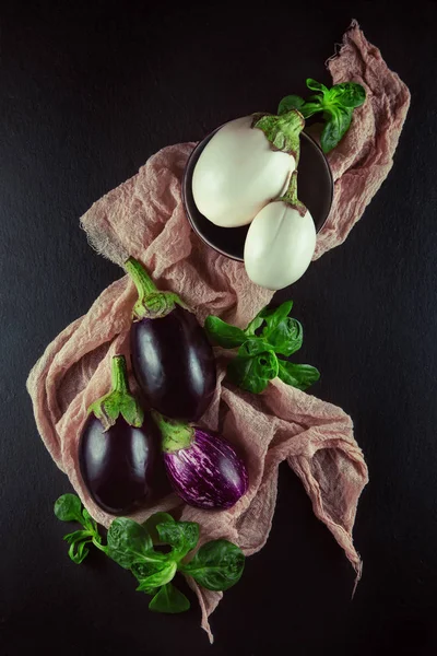 Taze, güzel renkli patlıcan dekore plaka ve peçete, stüdyo çekimi üzerinde arka plan olarak kullanılabilir