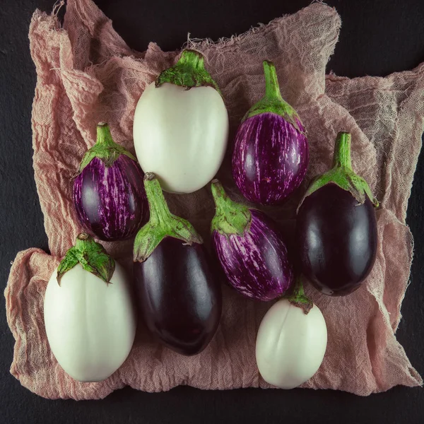 Taze, güzel renkli patlıcan dekore plaka ve peçete, stüdyo çekimi üzerinde arka plan olarak kullanılabilir