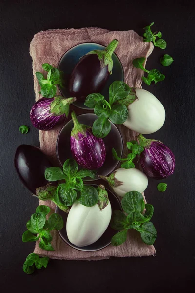 Taze, güzel renkli patlıcan dekore plaka ve peçete, stüdyo çekimi üzerinde arka plan olarak kullanılabilir