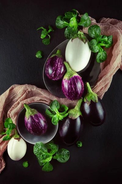 Taze, güzel renkli patlıcan dekore plaka ve peçete, stüdyo çekimi üzerinde arka plan olarak kullanılabilir