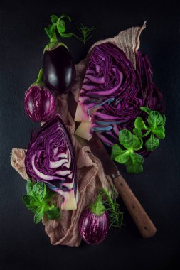 kırmızı lahana kayrak plaka mutfak zemin üzerine peçete ve mutfak bıçakla ikiye böldüm