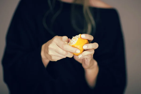 Kvinna Händer Peeling Orangea Tangerine Sensuell Studio Skott Med Svart — Stockfoto