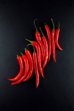kırmızı sıcak biber biber kayrak plaka mutfak masasında dekore edilmiş arka plan olarak kullanılabilir