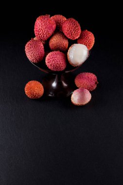 Olgun, vermilyon egzotik lichees arduvaz plaka mutfak masa artalanını peçete ile dekore edilmiş