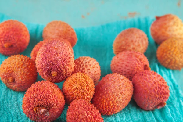 Lichees Maturi Colorati Decorati Sfondo Turchese Con Tovagliolo — Foto Stock