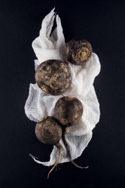 kayrak plaka mutfak masasında dekore edilmiş taze siyah turp arka plan olarak kullanılabilir