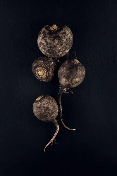 Kayrak Plaka Mutfak Masasında Dekore Edilmiş Taze Siyah Turp Arka — Stok fotoğraf