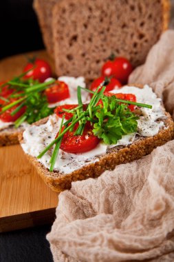 taze ekmek dilimleri krem peynir, domates ve Frenk soğanı ile hazırlanan