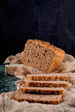 Mutfakta peçeteye dekore edilmiş dilimlenmiş taze kepekli ekmek