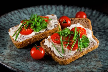 taze ekmek dilimleri krem peynir, domates ve Frenk soğanı ile hazırlanan