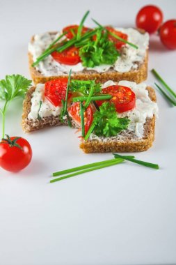 taze ekmek dilimleri krem peynir, domates ve Frenk soğanı ile hazırlanan