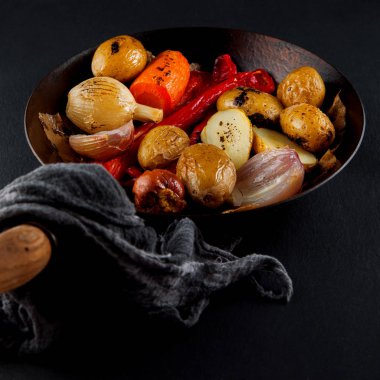 Patates, kırmızı biber, soğan ve havuç ile rustik sebze pan