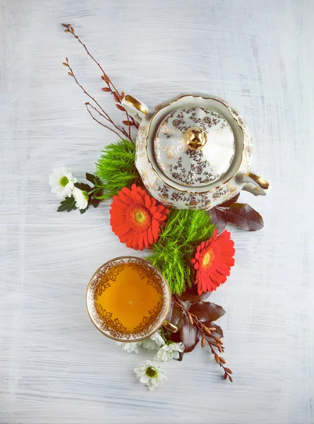 ぼろぼろのシックな一見で白地に花で飾られた茶のヴィンテージ アンティークのカップ — ストック写真