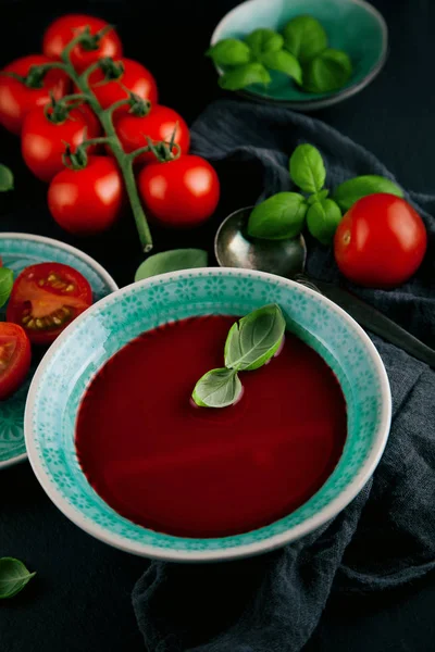 Domates ve fesleğen kayrak mutfak masasında bir kase taze domates çorbası