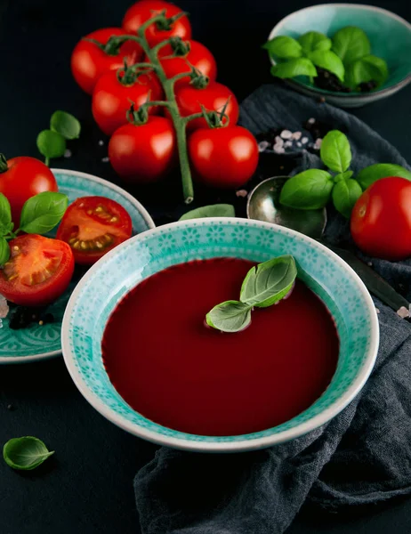Domates ve fesleğen kayrak mutfak masasında bir kase taze domates çorbası