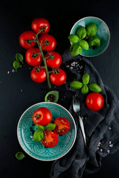 Mesa Cozinha Decorada Com Tomates Frescos Manjericão Sal Pimenta Com — Fotografia de Stock