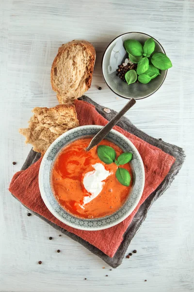 Frische Tomatensuppe Einer Schüssel Mit Tomaten Und Basilikum Auf Einem — Stockfoto