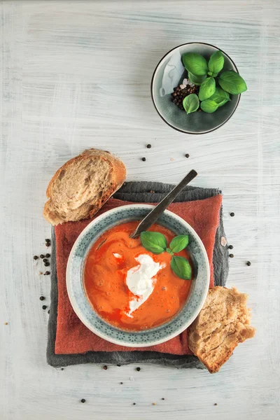 Fresh Tomato soup in a bowl with tomatoes and basil on a white kitchen table — Stock Image Fresh Tomato Soup Bowl Tomatoes Basil White Kitchen Table Stock Picture