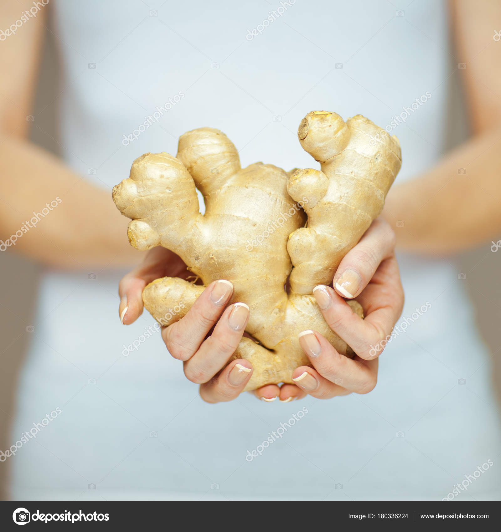 имбирь для женщин. имбирь девушка. имбирь для кожи лица. человек имбирь. женщина держит имбирь.