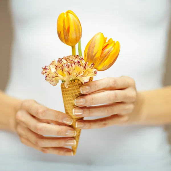 Vrouw Handen Met Lentebloemen Een Ijsje Kan Sensuele Studio Schot — Stockfoto