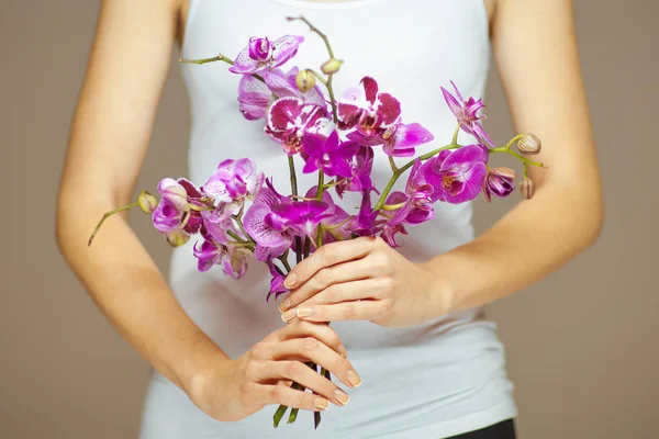 Manos Mujer Sosteniendo Algunas Flores Violetas Orquídea Tiro Sensual Del — Foto de Stock