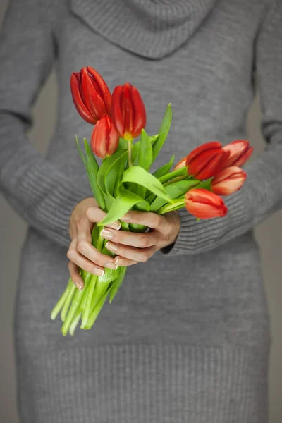Mani Della Donna Con Nail Art Perfetta Che Tiene Tulipani — Foto Stock