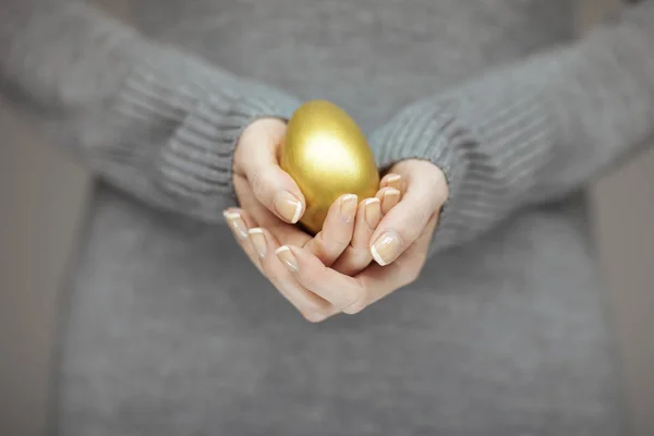 Mooie Vrouw Handen Holden Gouden Paasei Met Perfecte Franse Nagels — Stockfoto