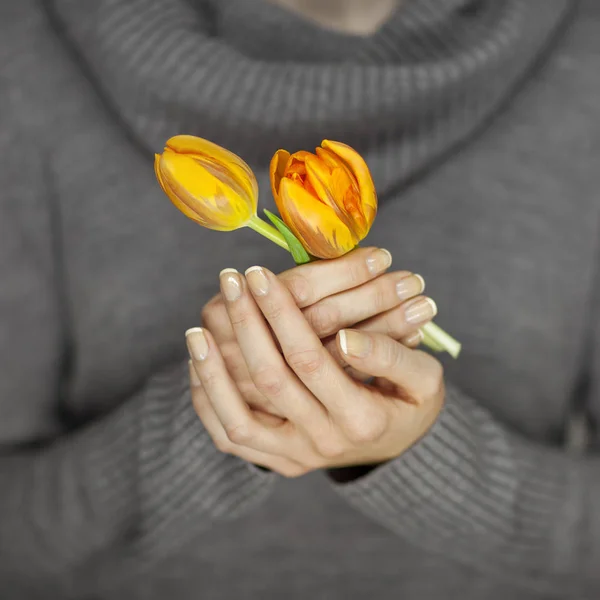 Mani Della Donna Con Nail Art Perfetta Che Tiene Tulipani — Foto Stock