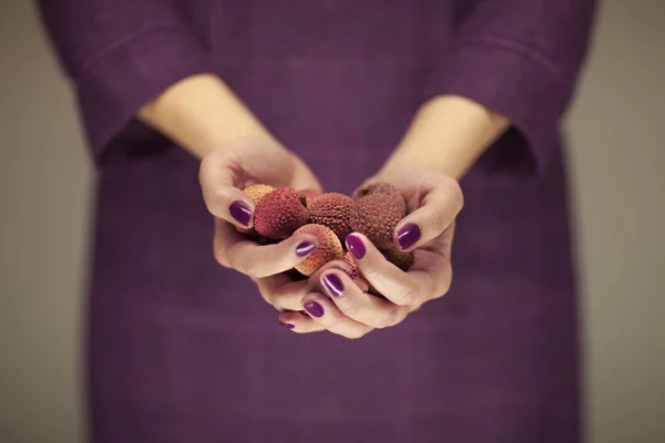Femme Violette Robe Mains Tenant Quelques Lichees Sensuel Studio Shot — Photo